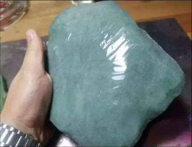 翡翠原石的鉴别方法视频的简单介绍-第2张图片-翡翠网 翡翠原石的鉴别方法视频的简单介绍-第2张图片-翡翠网