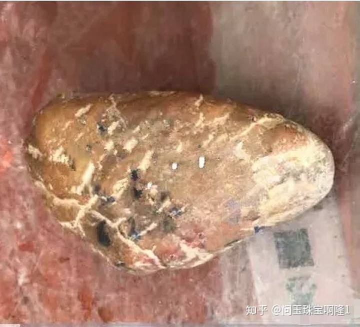 红腊皮壳翡翠原石切开评估视频的简单介绍-第2张图片-翡翠网 红腊皮壳翡翠原石切开评估视频的简单介绍-第2张图片-翡翠网