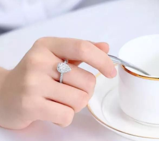 碎钻不值钱谁说的,一克拉以下的钻石真的不值钱吗-第14张图片-翡翠网 碎钻不值钱谁说的,一克拉以下的钻石真的不值钱吗-第14张图片-翡翠网