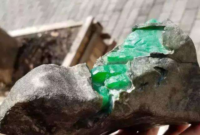 关于郴州翡翠毛料鉴别知识的信息-第2张图片-翡翠网 关于郴州翡翠毛料鉴别知识的信息-第2张图片-翡翠网