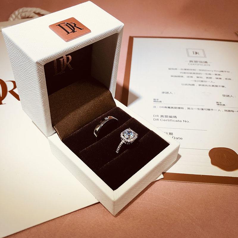 莫桑石戴久了会不闪吗,dr是真钻石还是莫桑钻-第1张图片-翡翠网 莫桑石戴久了会不闪吗,dr是真钻石还是莫桑钻-第1张图片-翡翠网