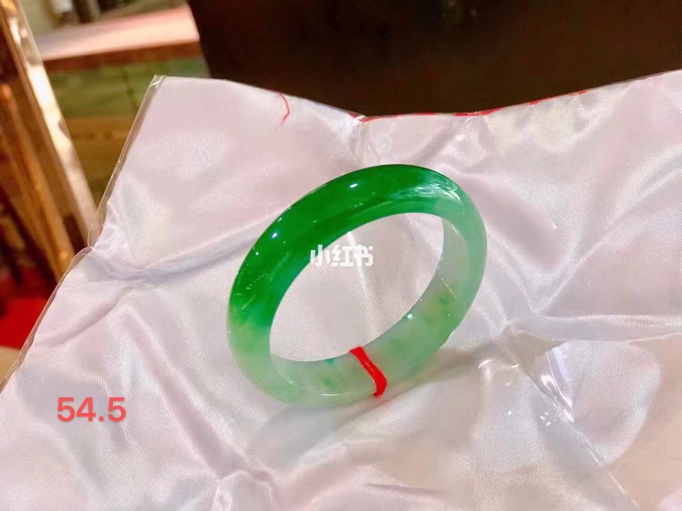 翡翠镯子一半绿一半紫好吗,一抹绿翡翠手镯3000-第1张图片-翡翠网 翡翠镯子一半绿一半紫好吗,一抹绿翡翠手镯3000-第1张图片-翡翠网
