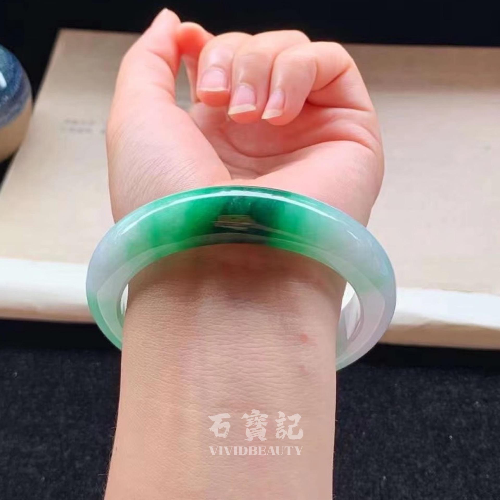 翡翠镯子一半绿一半紫好吗,一抹绿翡翠手镯3000-第2张图片-翡翠网 翡翠镯子一半绿一半紫好吗,一抹绿翡翠手镯3000-第2张图片-翡翠网