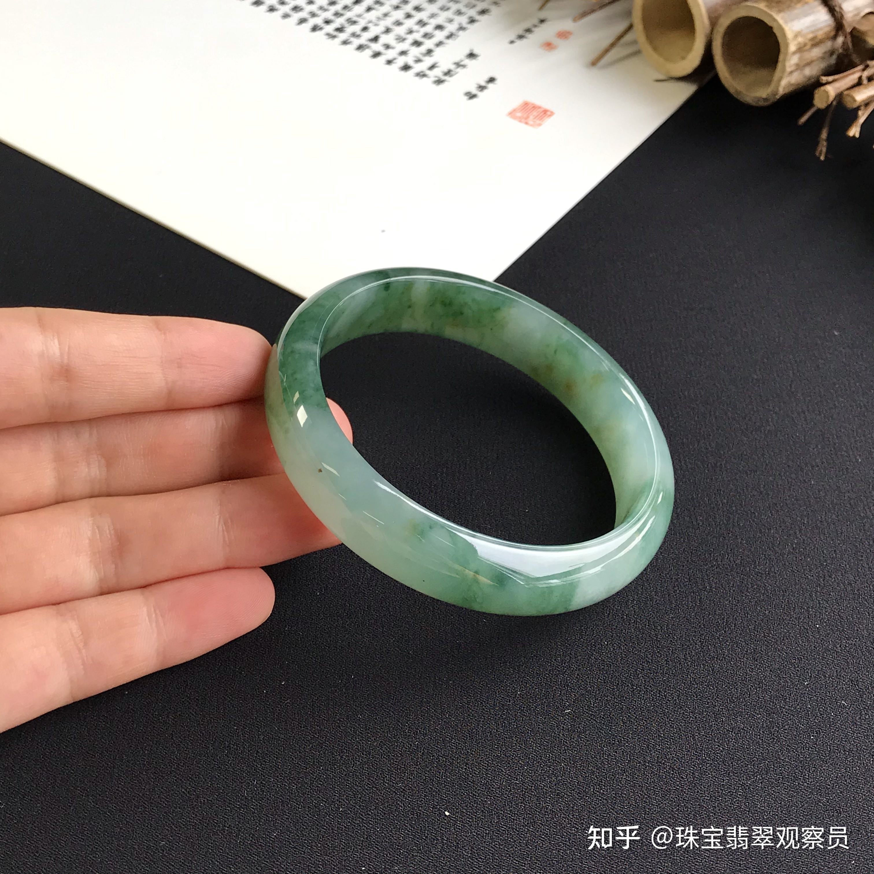 翡翠手镯重种水还是重色翡翠的种水地色知识-第1张图片-翡翠网 翡翠手镯重种水还是重色翡翠的种水地色知识-第1张图片-翡翠网