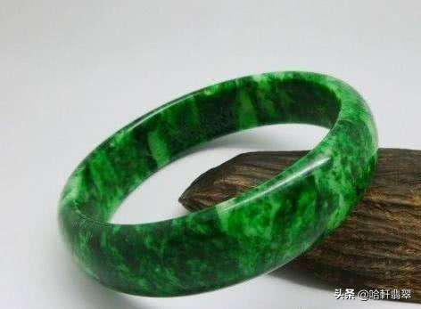 翡翠品种与价格,翡翠是玉的一种吗-第1张图片-翡翠网 翡翠品种与价格,翡翠是玉的一种吗-第1张图片-翡翠网