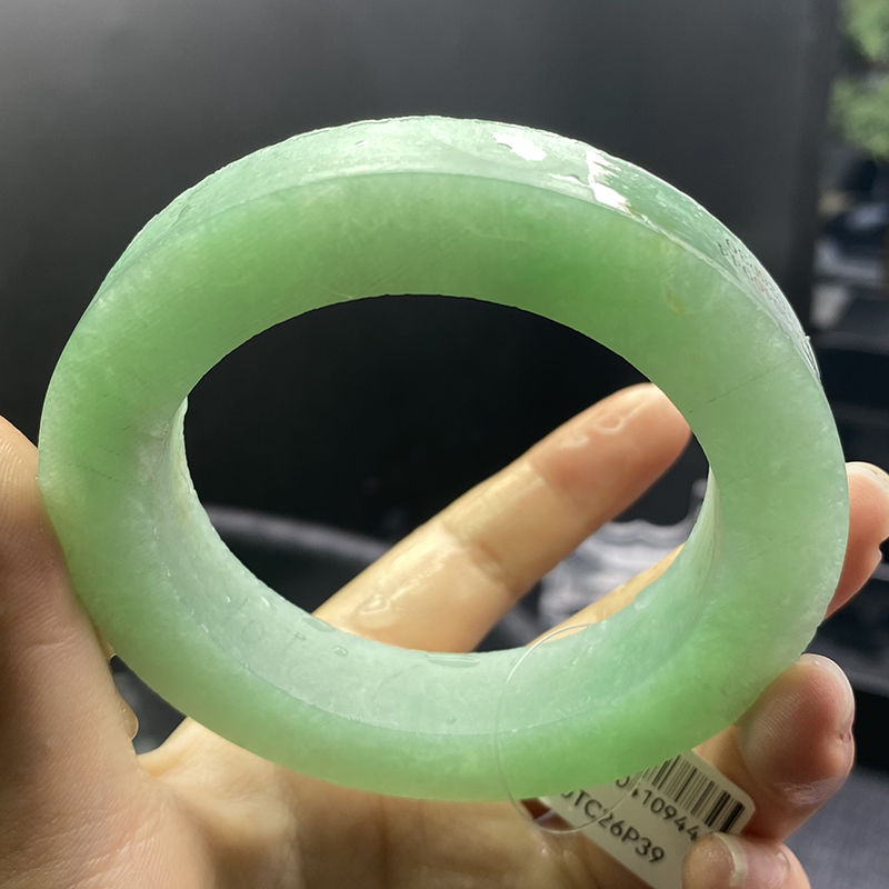 豆种翡翠果绿手镯什么价格的简单介绍-第1张图片-翡翠网 豆种翡翠果绿手镯什么价格的简单介绍-第1张图片-翡翠网