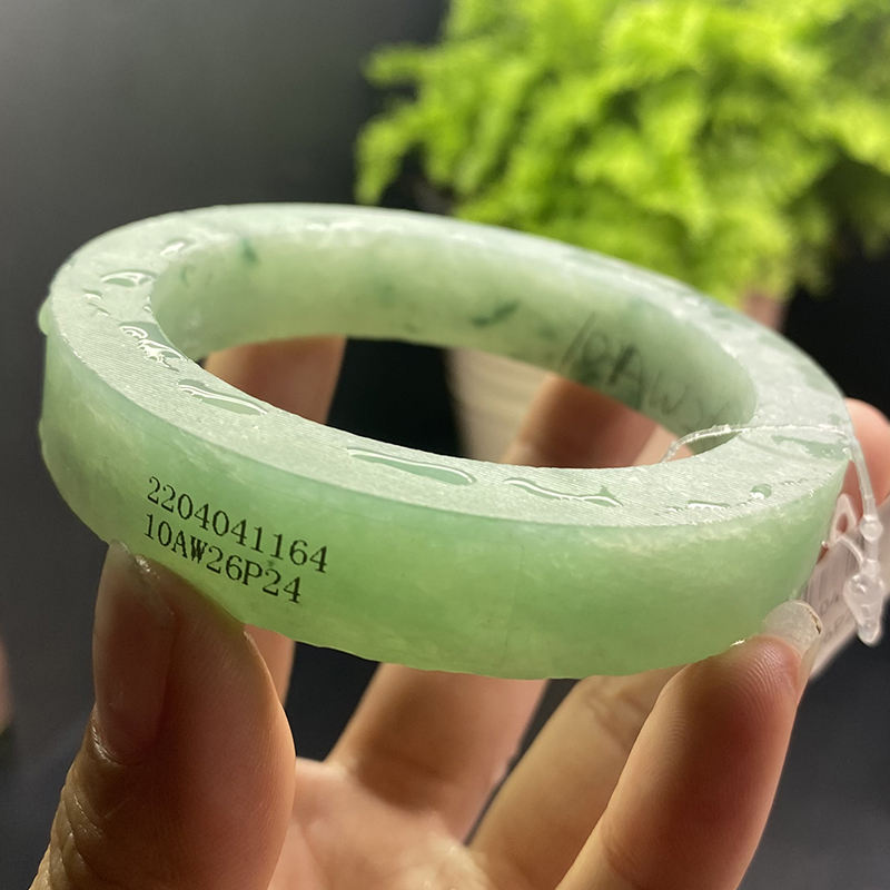 豆种翡翠果绿手镯什么价格的简单介绍-第2张图片-翡翠网 豆种翡翠果绿手镯什么价格的简单介绍-第2张图片-翡翠网