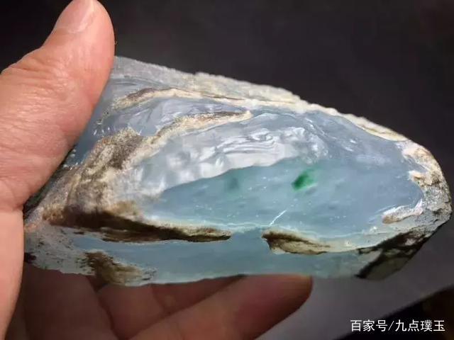 带玉石和翡翠有什么好处,翡翠原石是怎么形成的-第1张图片-翡翠网 带玉石和翡翠有什么好处,翡翠原石是怎么形成的-第1张图片-翡翠网