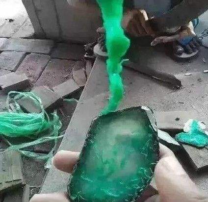 翡翠原石去皮抛光教程,怎样切翡翠原石-第2张图片-翡翠网 翡翠原石去皮抛光教程,怎样切翡翠原石-第2张图片-翡翠网