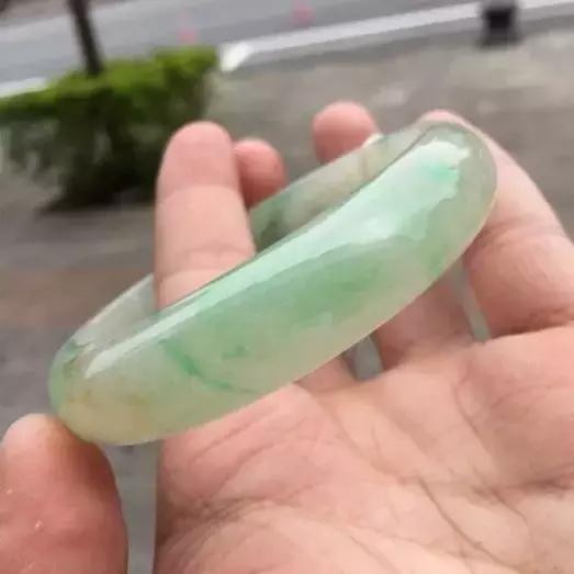 关于翡翠随行龙的知识介绍的信息-第1张图片-翡翠网 关于翡翠随行龙的知识介绍的信息-第1张图片-翡翠网