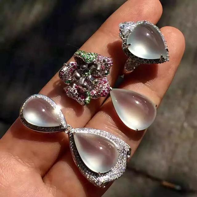 关于翡翠随行龙的知识介绍的信息-第4张图片-翡翠网 关于翡翠随行龙的知识介绍的信息-第4张图片-翡翠网