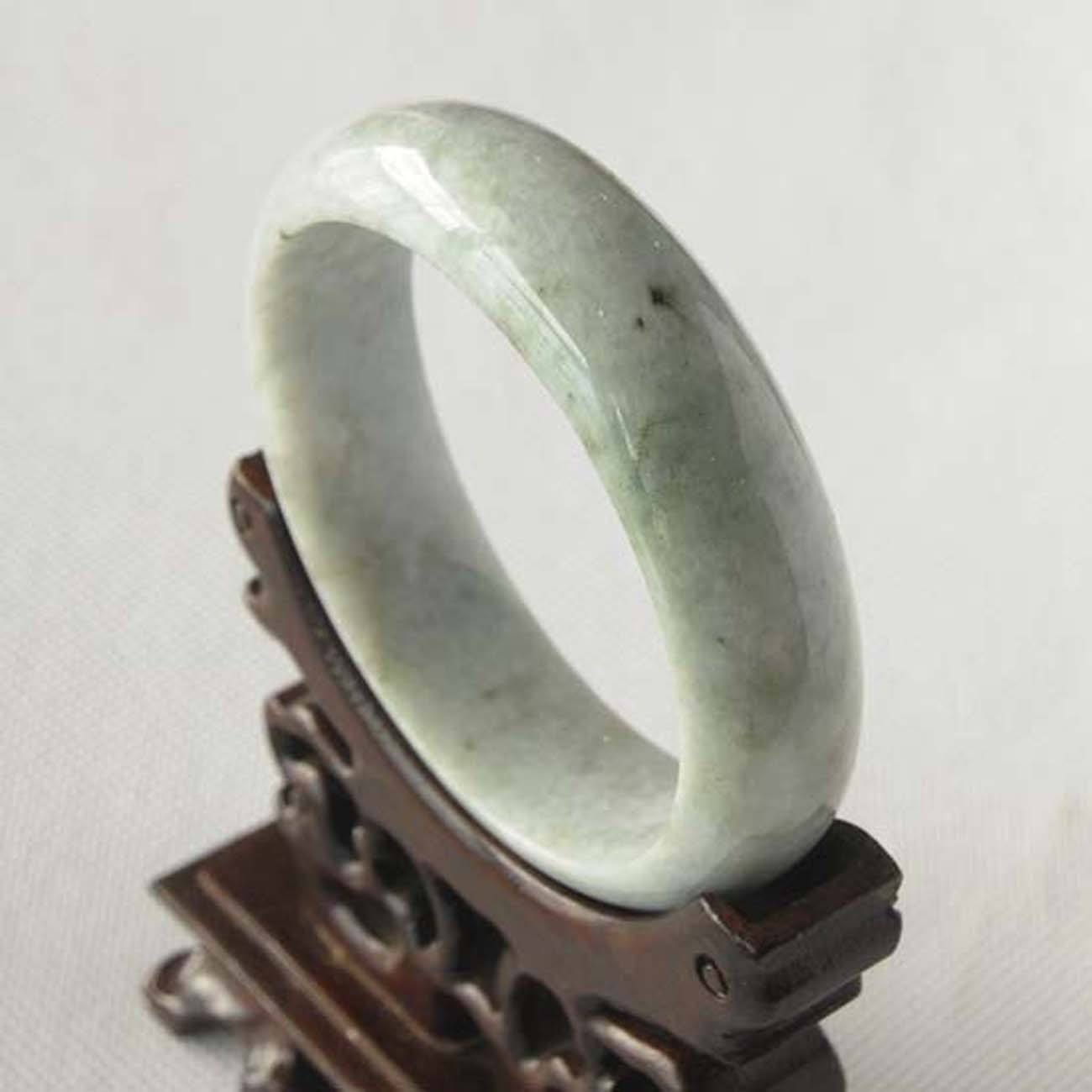 翡翠手镯底色发灰,翡翠镯子什么颜色最差-第1张图片-翡翠网 翡翠手镯底色发灰,翡翠镯子什么颜色最差-第1张图片-翡翠网