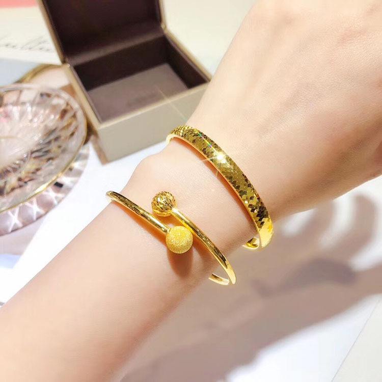 玉镯子和金镯子如何一起佩戴,翡翠手镯与金手镯尺码对比-第1张图片-翡翠网 玉镯子和金镯子如何一起佩戴,翡翠手镯与金手镯尺码对比-第1张图片-翡翠网