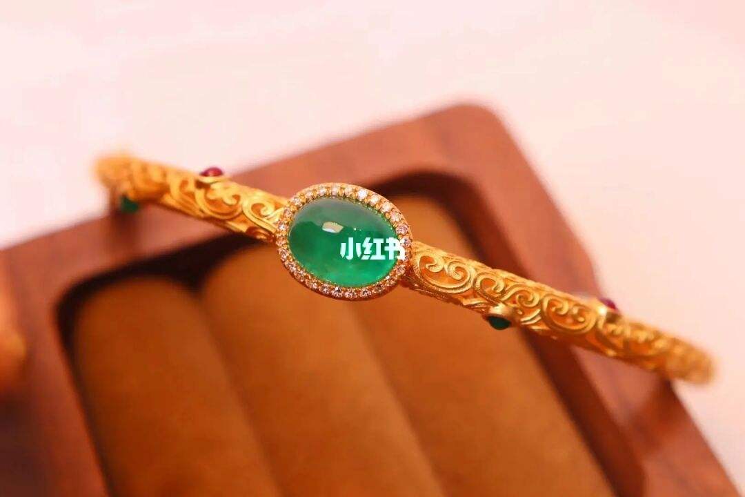 玉镯子和金镯子如何一起佩戴,翡翠手镯与金手镯尺码对比-第2张图片-翡翠网 玉镯子和金镯子如何一起佩戴,翡翠手镯与金手镯尺码对比-第2张图片-翡翠网