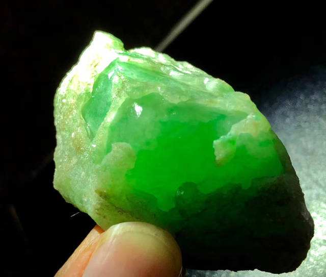 正阳绿翡翠毛料价格,高冰种正阳绿翡翠价格-第2张图片-翡翠网 正阳绿翡翠毛料价格,高冰种正阳绿翡翠价格-第2张图片-翡翠网