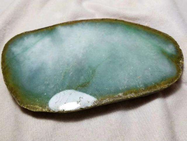 一色翡翠原石翡翠原石晴底和色料的区别-第2张图片-翡翠网 一色翡翠原石翡翠原石晴底和色料的区别-第2张图片-翡翠网