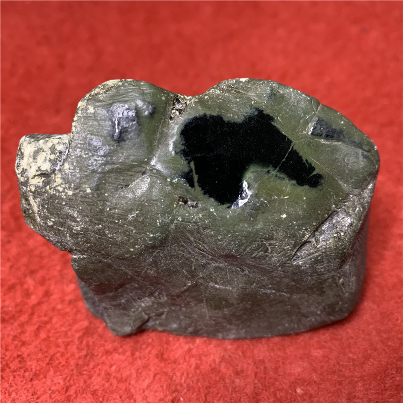 关于翡翠原石切面部分发黑的信息-第2张图片-翡翠网 关于翡翠原石切面部分发黑的信息-第2张图片-翡翠网