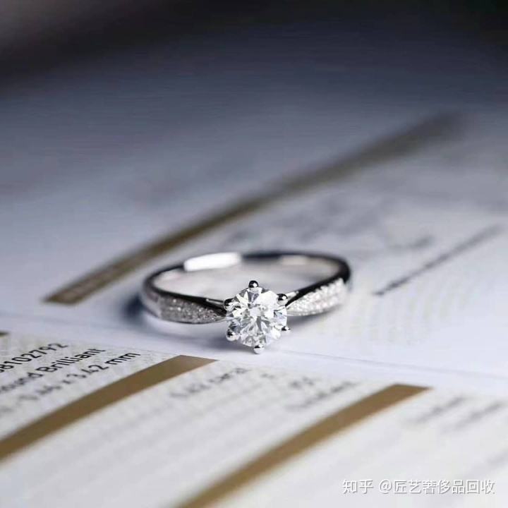 你们结婚是买钻戒还是黄金了2021最流行的钻戒款式-第2张图片-翡翠网 你们结婚是买钻戒还是黄金了2021最流行的钻戒款式-第2张图片-翡翠网