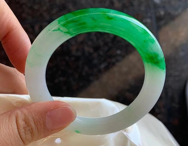 关于翡翠价格由什么决定的的信息-第1张图片-翡翠网 关于翡翠价格由什么决定的的信息-第1张图片-翡翠网