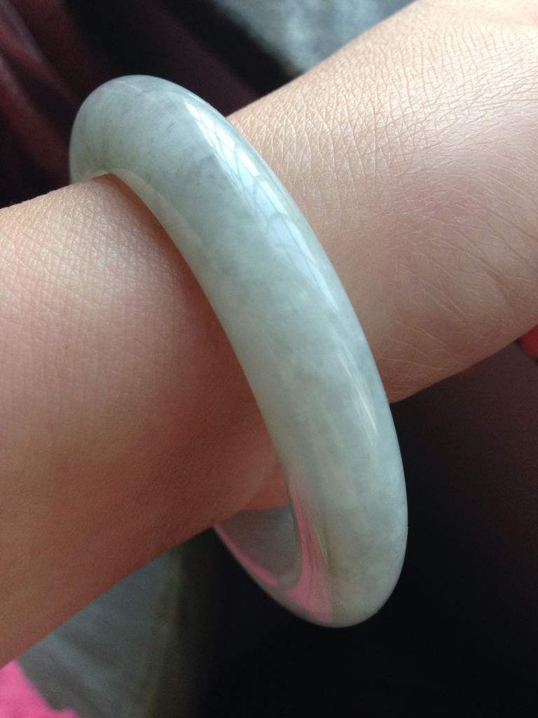 戴久了翡翠手镯里有红斑,翡翠手镯戴久了会有什么变化-第2张图片-翡翠网 戴久了翡翠手镯里有红斑,翡翠手镯戴久了会有什么变化-第2张图片-翡翠网