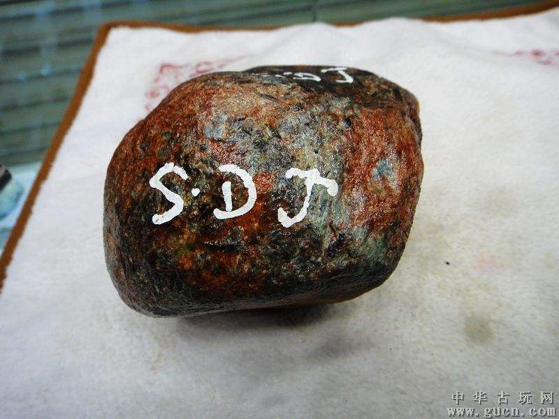 缅甸翡翠杨梅皮原石的简单介绍-第2张图片-翡翠网 缅甸翡翠杨梅皮原石的简单介绍-第2张图片-翡翠网