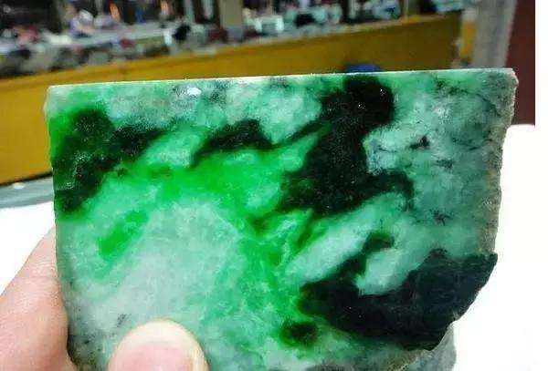 翡翠原石和癣的图片翡翠原石有活癣怎么办-第1张图片-翡翠网 翡翠原石和癣的图片翡翠原石有活癣怎么办-第1张图片-翡翠网