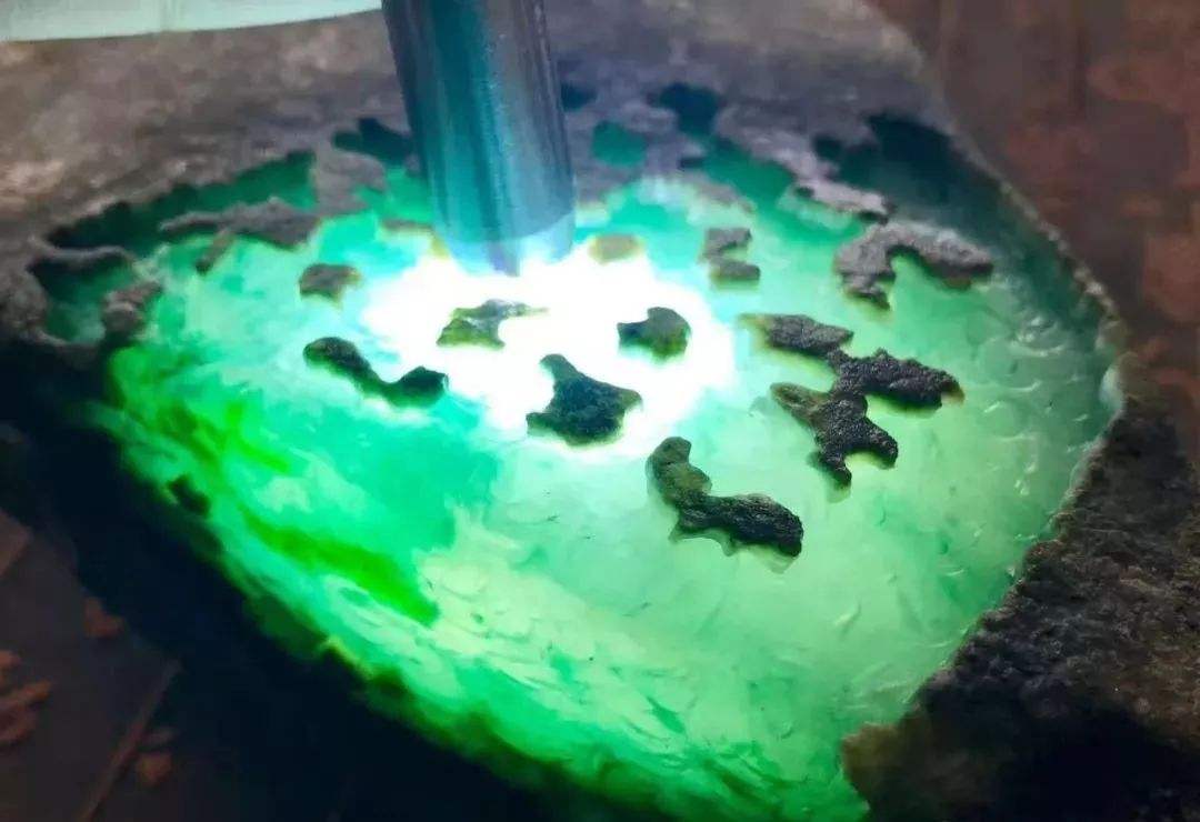 深圳翡翠原石地址,翡翠原石哪里有卖的-第1张图片-翡翠网 深圳翡翠原石地址,翡翠原石哪里有卖的-第1张图片-翡翠网