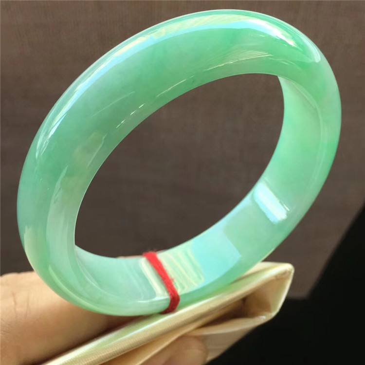翡翠现在市场价多少钱翡翠手镯什么价格-第2张图片-翡翠网 翡翠现在市场价多少钱翡翠手镯什么价格-第2张图片-翡翠网