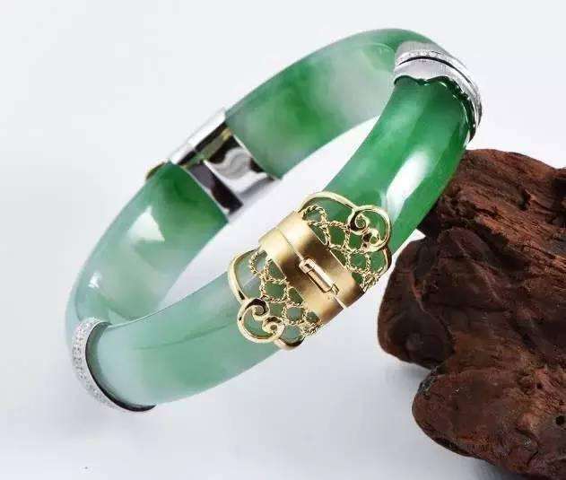 关于人怎么养翡翠手镯的信息-第1张图片-翡翠网 关于人怎么养翡翠手镯的信息-第1张图片-翡翠网