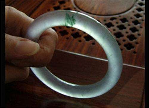 关于人怎么养翡翠手镯的信息-第2张图片-翡翠网 关于人怎么养翡翠手镯的信息-第2张图片-翡翠网