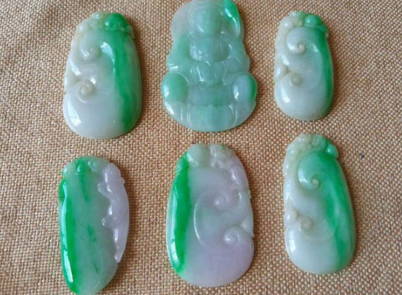 翡翠值多少价格的简单介绍-第2张图片-翡翠网 翡翠值多少价格的简单介绍-第2张图片-翡翠网