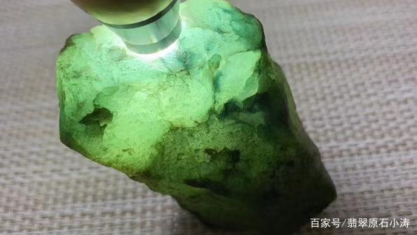 收买翡翠原石的吗,会卡翡翠原石的特点-第2张图片-翡翠网 收买翡翠原石的吗,会卡翡翠原石的特点-第2张图片-翡翠网