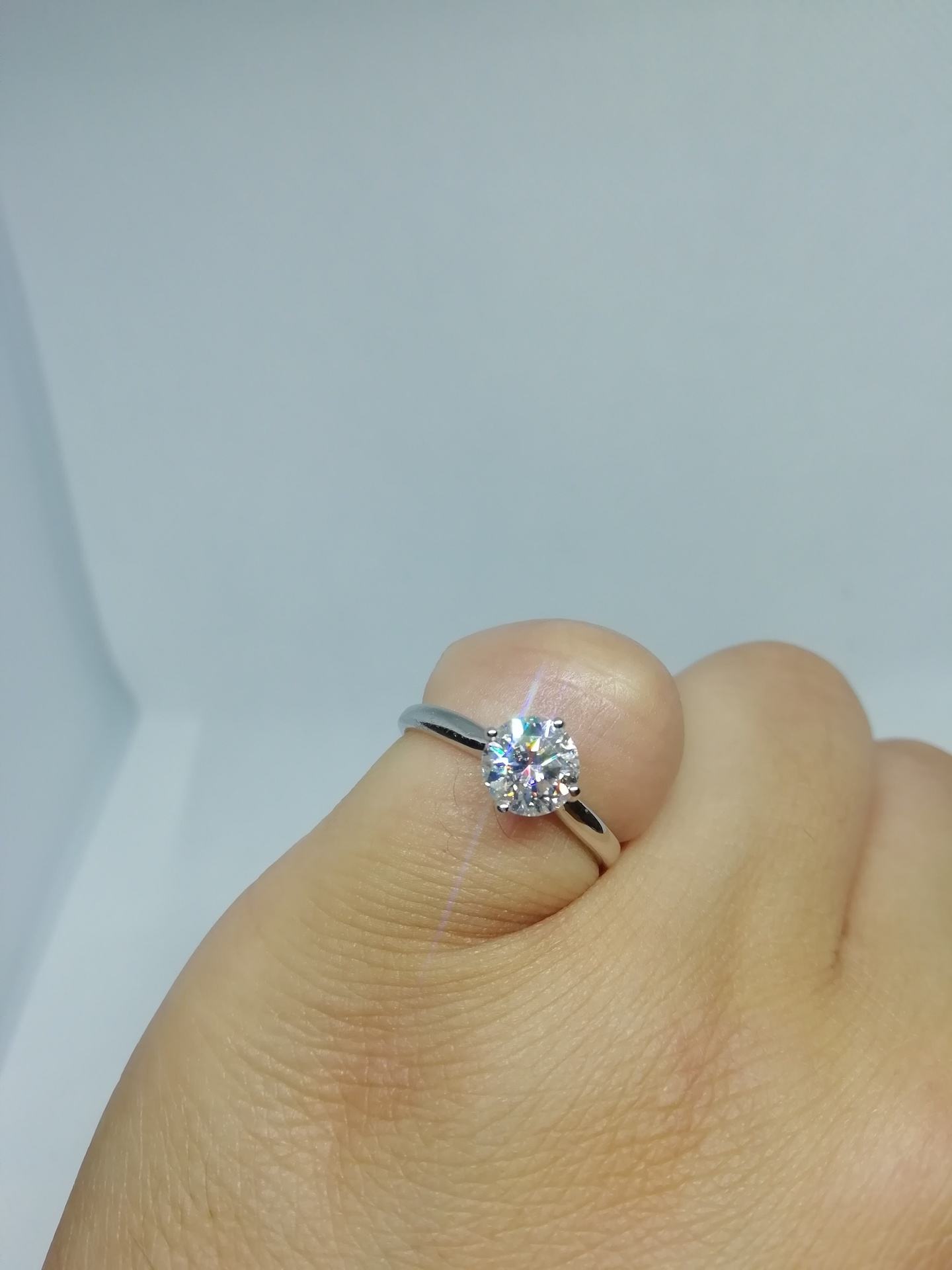 鉴别莫桑石的最简单方法,莫桑钻一般什么价位-第2张图片-翡翠网 鉴别莫桑石的最简单方法,莫桑钻一般什么价位-第2张图片-翡翠网