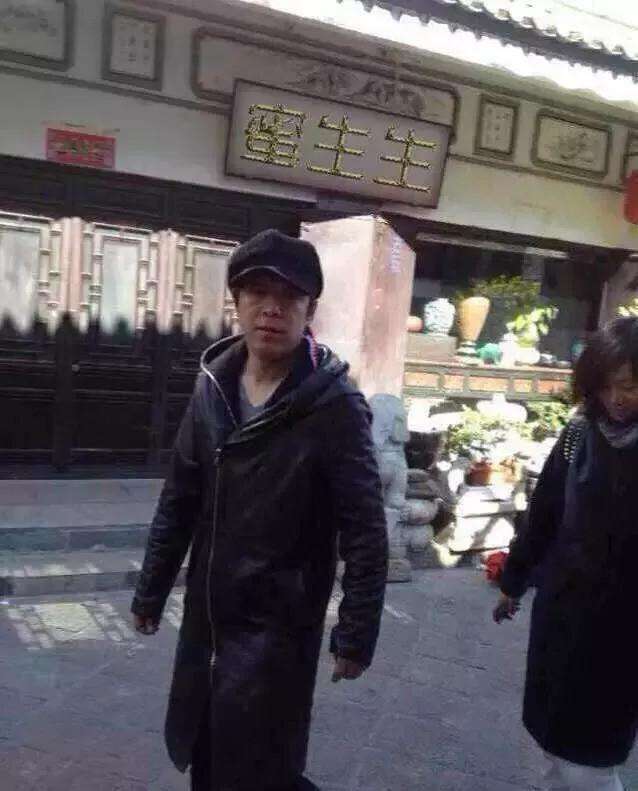 徐峥玩翡翠原石黄棕翡翠原石盘玩-第2张图片-翡翠网 徐峥玩翡翠原石黄棕翡翠原石盘玩-第2张图片-翡翠网