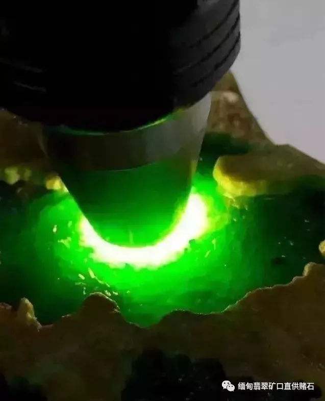 关于帝王绿翡翠原石开窗视频的信息-第2张图片-翡翠网 关于帝王绿翡翠原石开窗视频的信息-第2张图片-翡翠网
