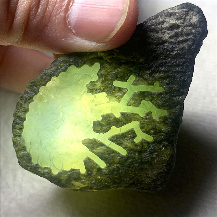 翡翠原石皮壳大颗粒结晶玻璃翡翠原石皮壳特征-第1张图片-翡翠网 翡翠原石皮壳大颗粒结晶玻璃翡翠原石皮壳特征-第1张图片-翡翠网