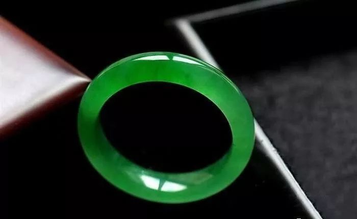 翡翠手镯怎样越带越润的简单介绍-第1张图片-翡翠网 翡翠手镯怎样越带越润的简单介绍-第1张图片-翡翠网