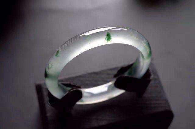 翡翠手镯呈透明状,翡翠手镯有亮晶晶的晶体-第1张图片-翡翠网 翡翠手镯呈透明状,翡翠手镯有亮晶晶的晶体-第1张图片-翡翠网