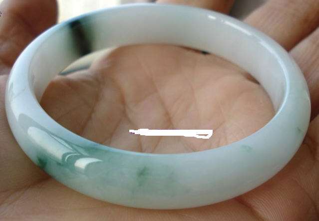 翡翠手镯呈透明状,翡翠手镯有亮晶晶的晶体-第2张图片-翡翠网 翡翠手镯呈透明状,翡翠手镯有亮晶晶的晶体-第2张图片-翡翠网