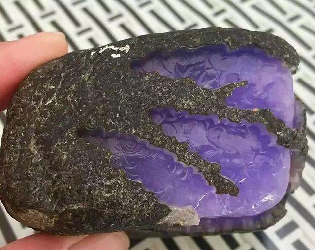 格应角场口的翡翠什么特征,翡翠原石怎么辨别种水-第2张图片-翡翠网 格应角场口的翡翠什么特征,翡翠原石怎么辨别种水-第2张图片-翡翠网