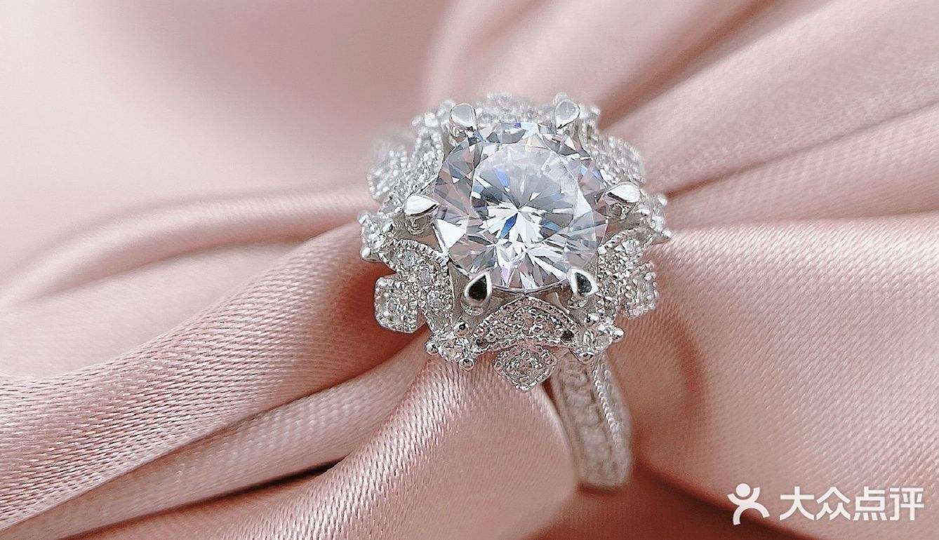 结婚钻戒图片,钻戒图片图案大全-第1张图片-翡翠网 结婚钻戒图片,钻戒图片图案大全-第1张图片-翡翠网