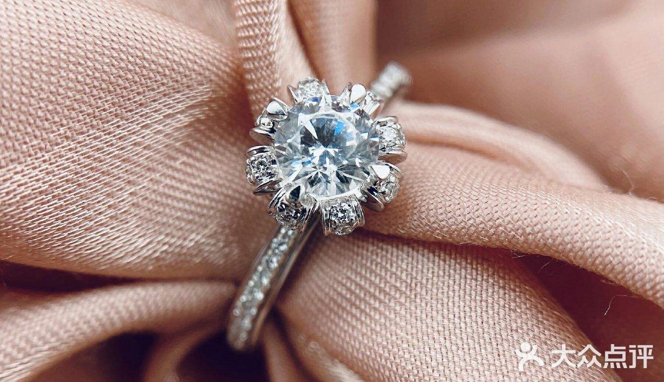 结婚钻戒图片,钻戒图片图案大全-第2张图片-翡翠网 结婚钻戒图片,钻戒图片图案大全-第2张图片-翡翠网
