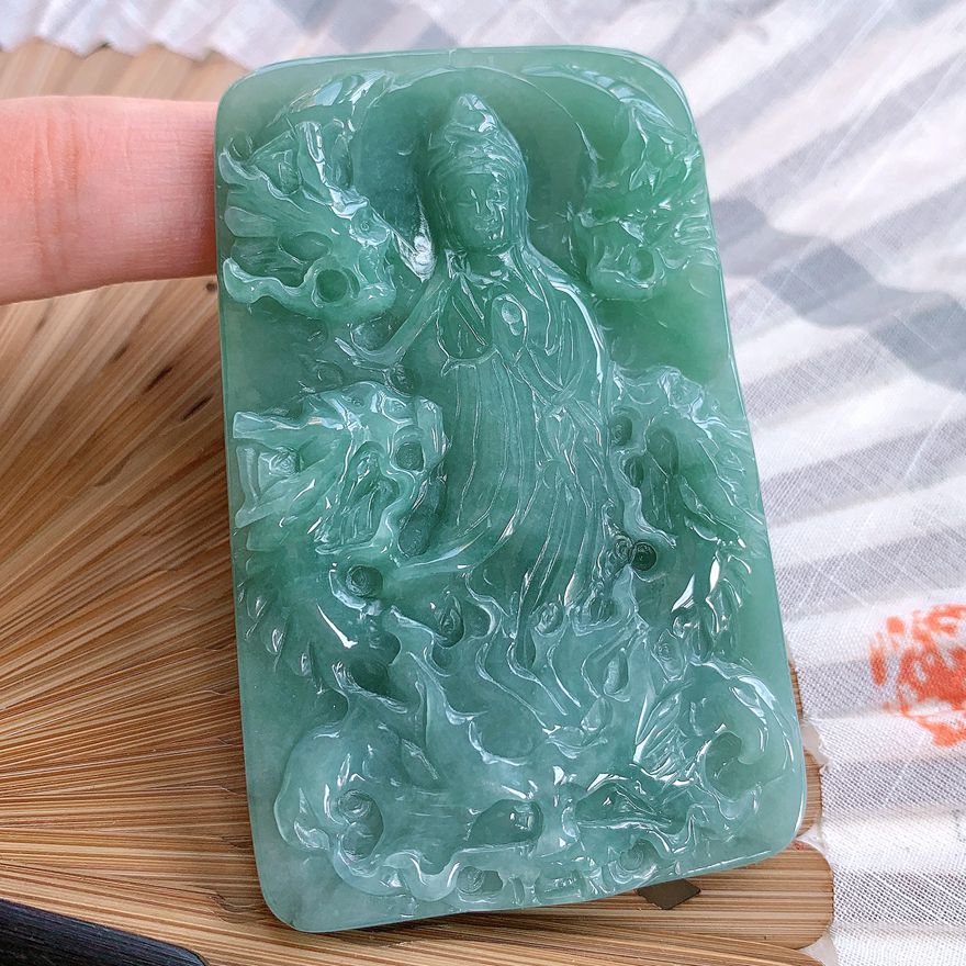 关于冰糯种蓝水翡翠价格的信息-第2张图片-翡翠网 关于冰糯种蓝水翡翠价格的信息-第2张图片-翡翠网