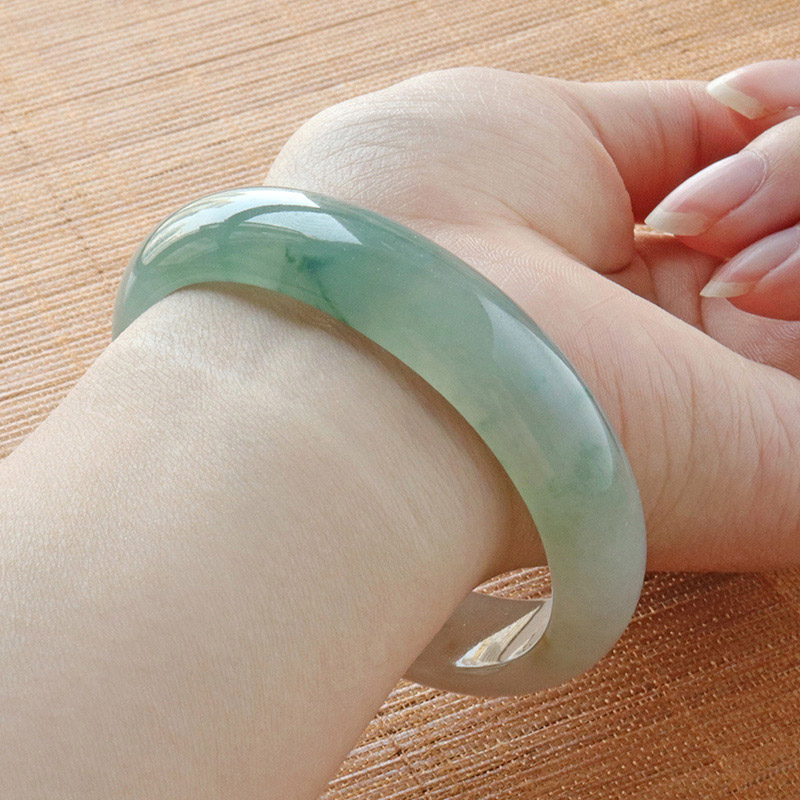 翡翠手镯适合什么年龄的人戴,30多岁戴翡翠手镯老气吗-第1张图片-翡翠网 翡翠手镯适合什么年龄的人戴,30多岁戴翡翠手镯老气吗-第1张图片-翡翠网