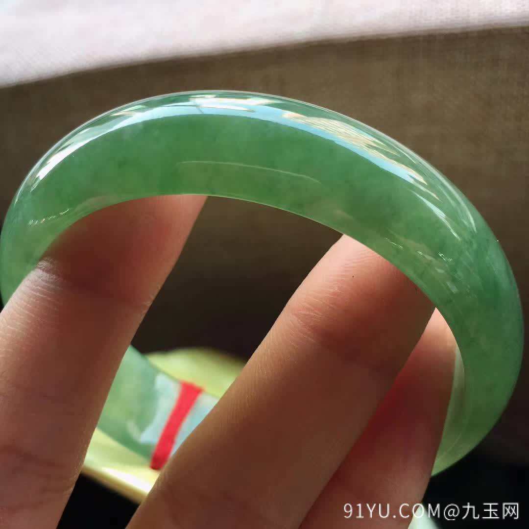 翡翠手镯适合什么年龄的人戴,30多岁戴翡翠手镯老气吗-第2张图片-翡翠网 翡翠手镯适合什么年龄的人戴,30多岁戴翡翠手镯老气吗-第2张图片-翡翠网