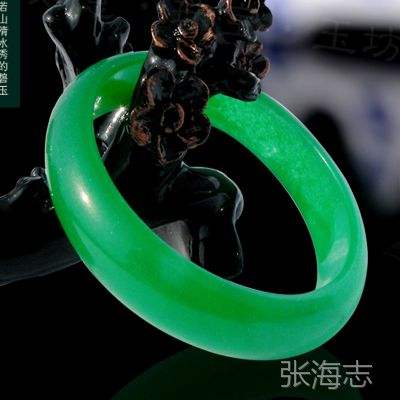 关于绿色玻璃种翡翠手镯价格的信息-第1张图片-翡翠网 关于绿色玻璃种翡翠手镯价格的信息-第1张图片-翡翠网