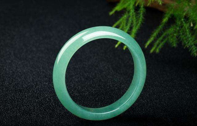 翡翠手镯价格最低多少翡翠手镯a货是什么意思-第1张图片-翡翠网 翡翠手镯价格最低多少翡翠手镯a货是什么意思-第1张图片-翡翠网