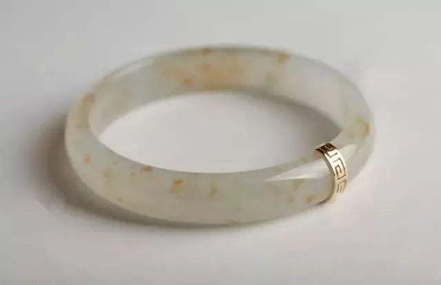 翡翠手镯磨花了自己如何抛光翡翠手镯可以刮花吗-第1张图片-翡翠网 翡翠手镯磨花了自己如何抛光翡翠手镯可以刮花吗-第1张图片-翡翠网