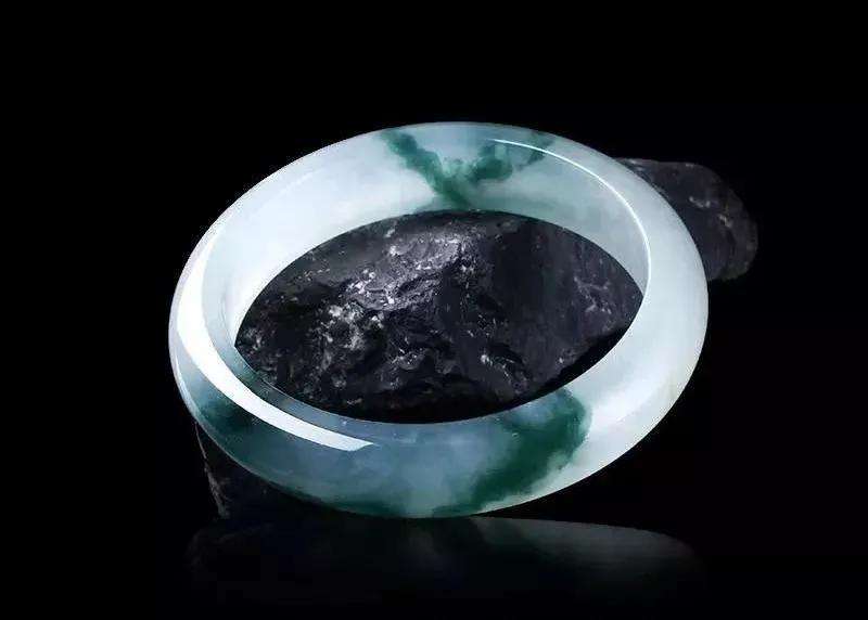 关于翡翠手镯上面的黑色的是什么的信息-第1张图片-翡翠网 关于翡翠手镯上面的黑色的是什么的信息-第1张图片-翡翠网