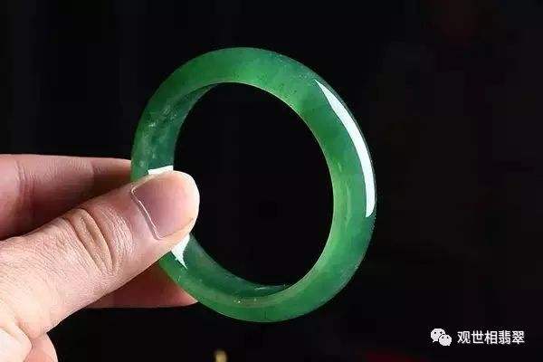 关于翡翠手镯上面的黑色的是什么的信息-第2张图片-翡翠网 关于翡翠手镯上面的黑色的是什么的信息-第2张图片-翡翠网